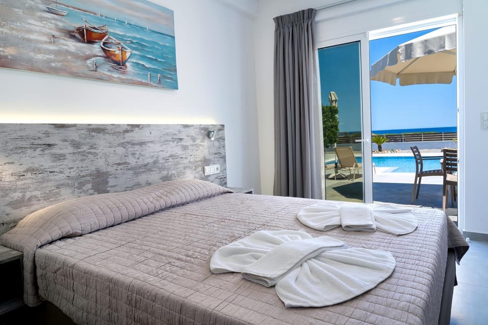 Bed, Balcony/Terrace, Photo of the whole room, Bedroom, Pool view, Sea view