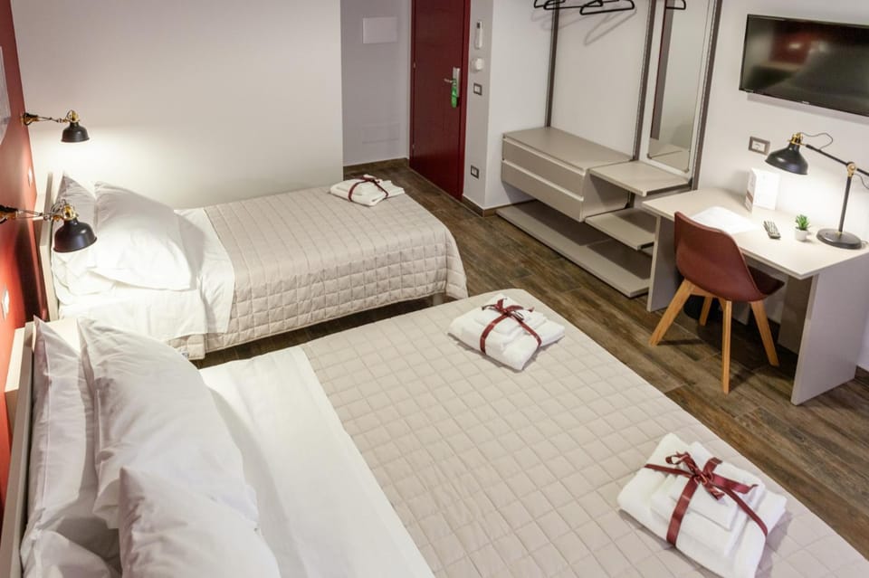 Bed, Photo of the whole room, Bedroom, Drinks