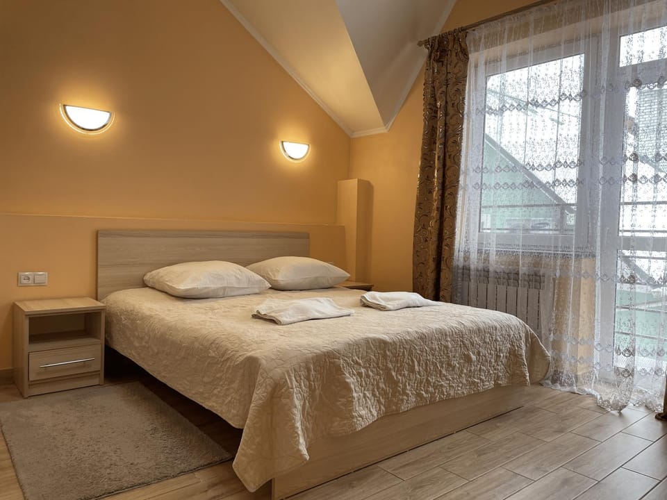 Bed, Photo of the whole room, Bedroom, towels