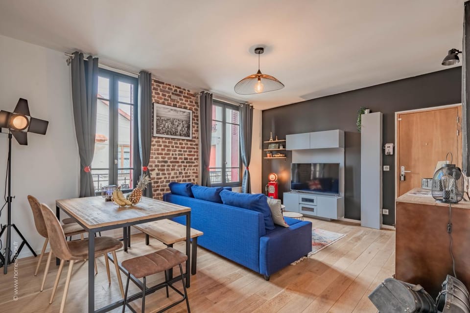 TV and multimedia, Living room, Seating area, Dining area