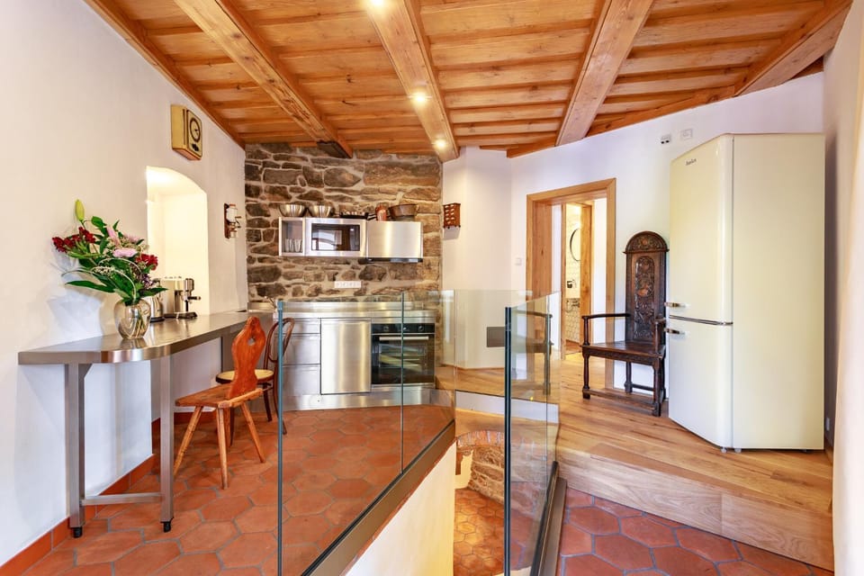 Dining area, kitchen