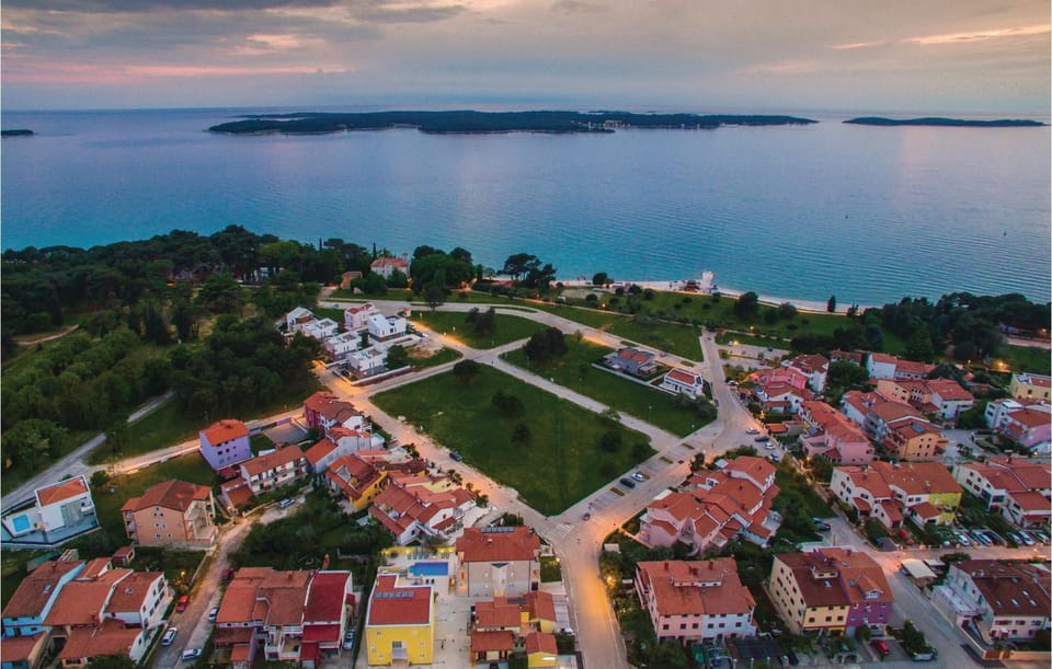 Bird's eye view, Location