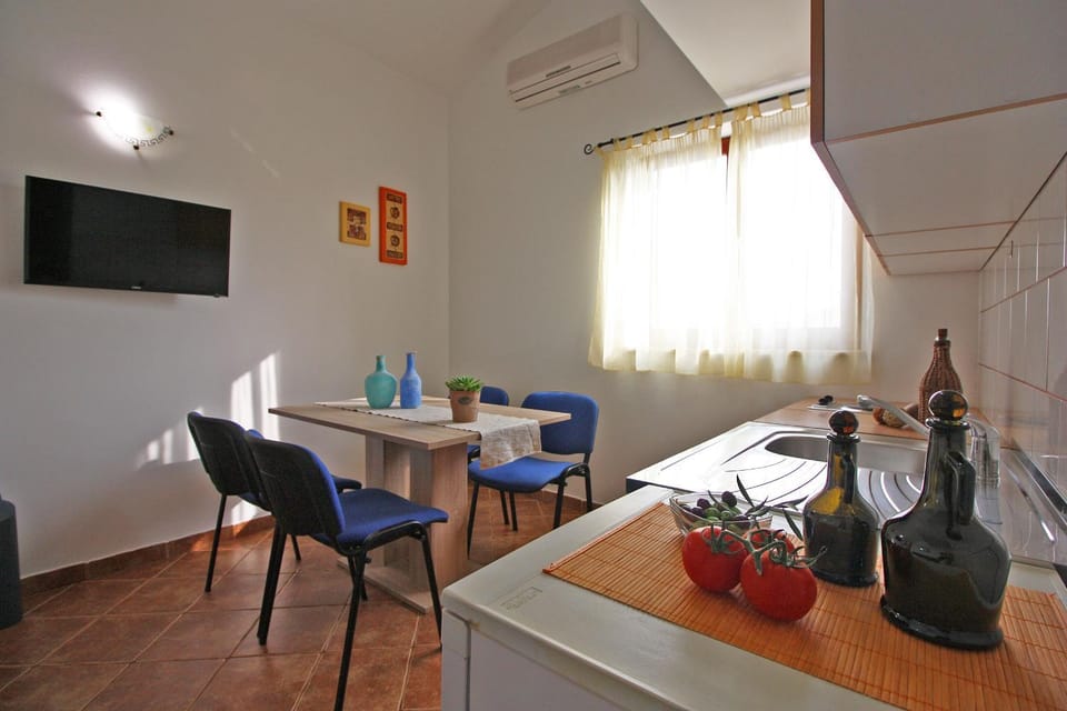 Dining area, kitchen, air conditioner