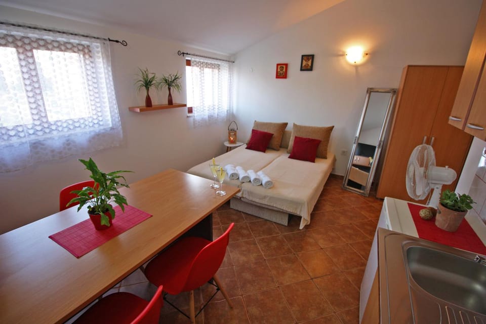 Bed, Dining area, kitchen