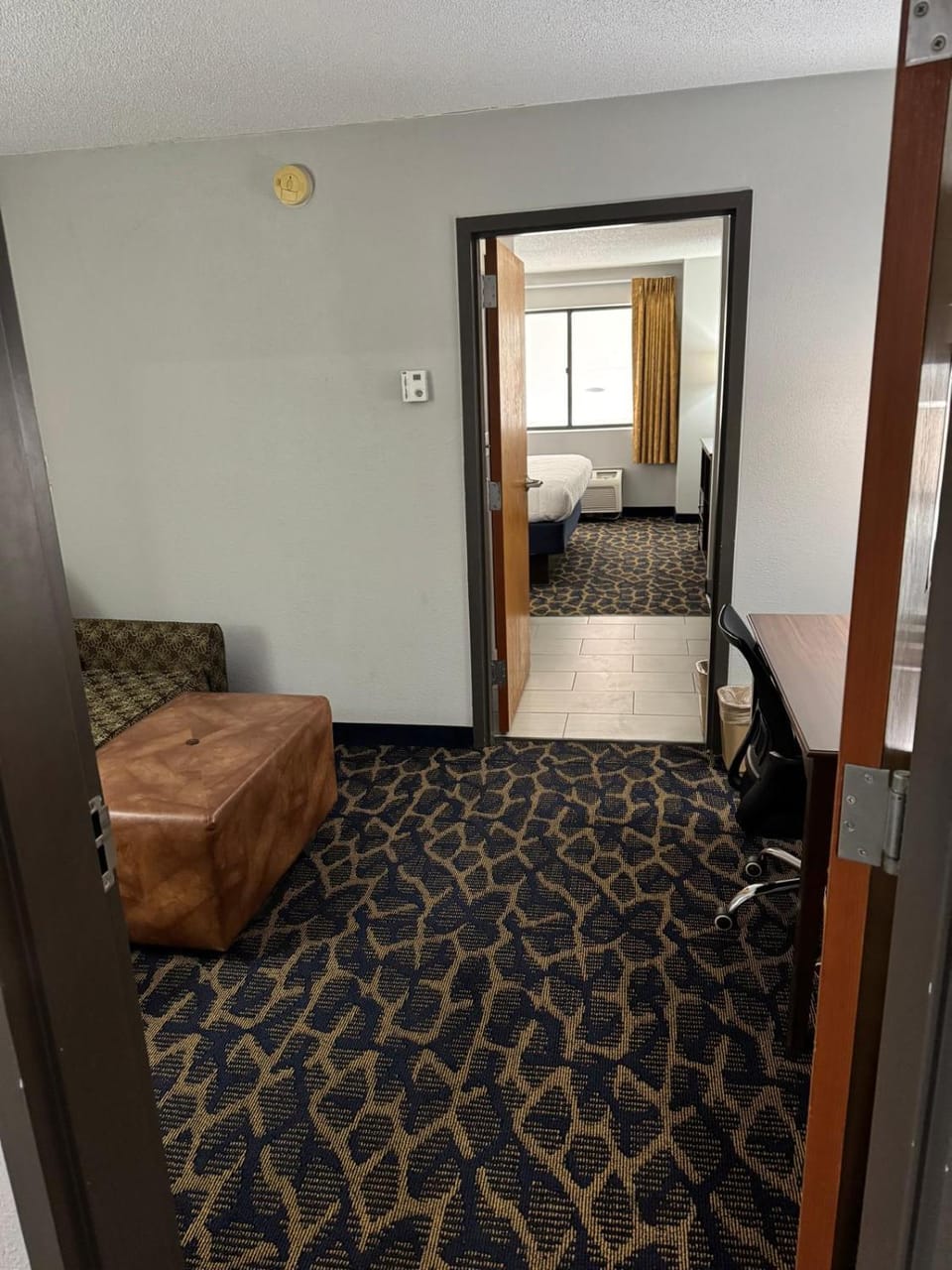 Bed, TV and multimedia, Living room, Seating area, Bedroom