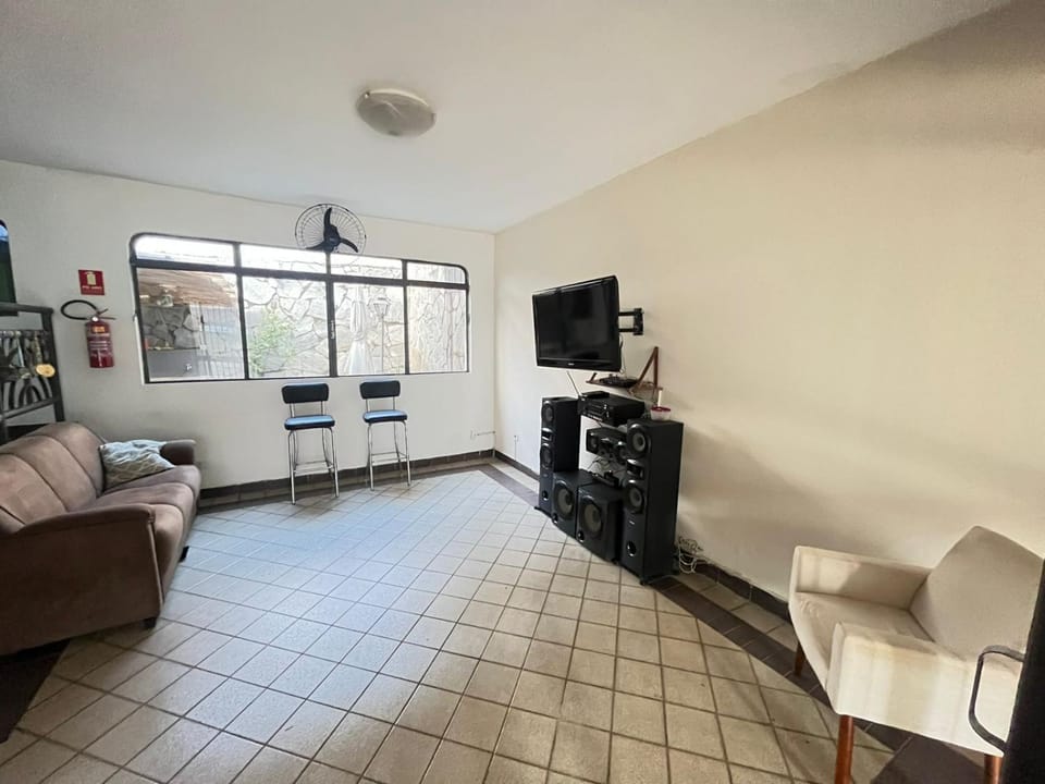 Casa Quintal Setor Bueno! 5 quartos com ar split e internet ultra! 4 vagas de garagem! Bem localizado! Marista Parques Areião e Vaca Brava Hospital Premium Mater Dei Smart e Blue Fit Perdomo Goiânia Shopping! House in Goiania