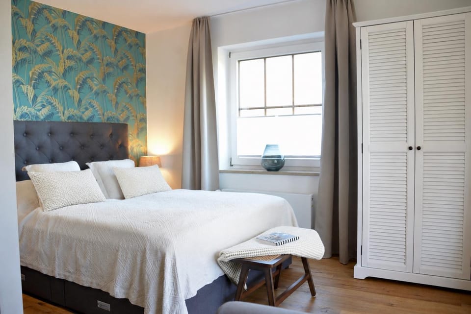 Bed, Photo of the whole room, wardrobe