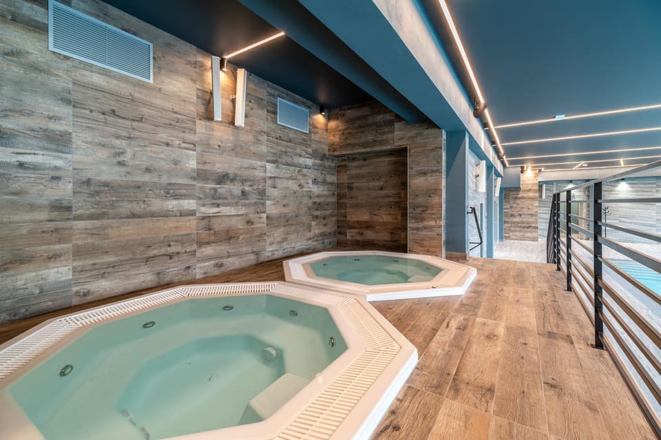 Hot Tub, Swimming pool