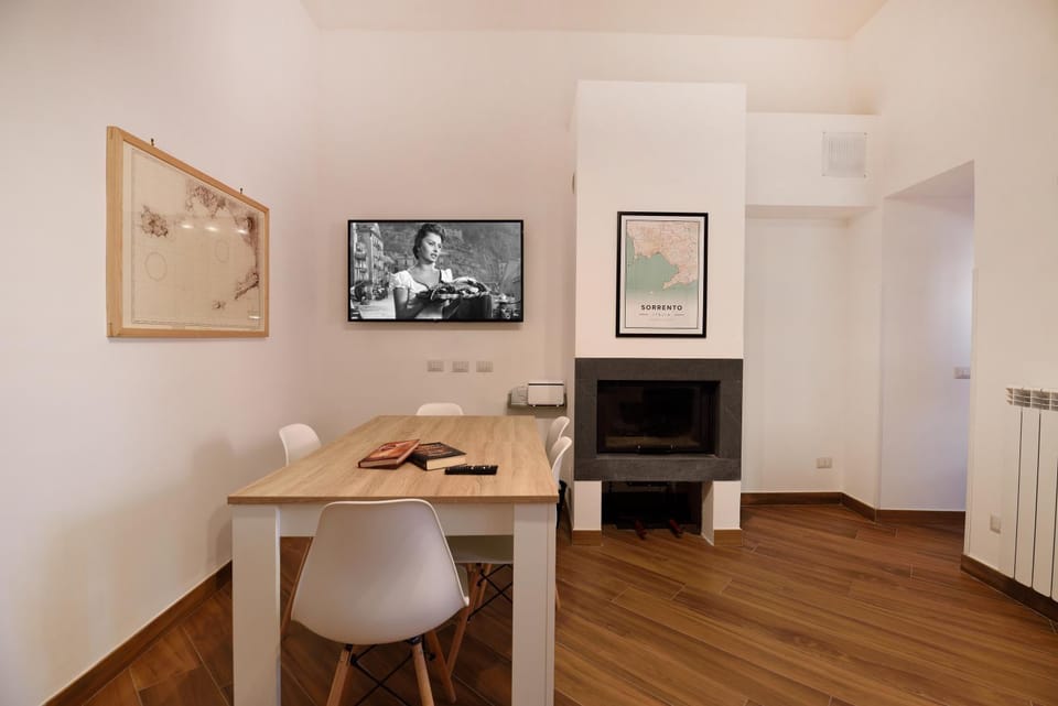 Communal lounge/ TV room, TV and multimedia, Dining area