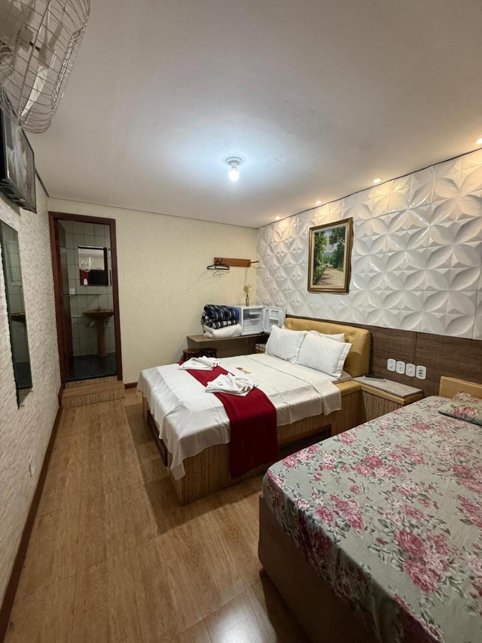 Bed, TV and multimedia, Photo of the whole room, towels