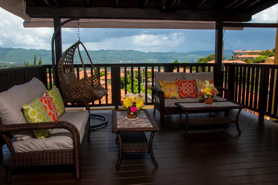 Balcony/Terrace, Seating area, Mountain view