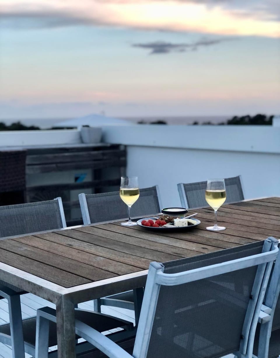 Top-floor beachside apartment with views Apartment in Tweed Heads