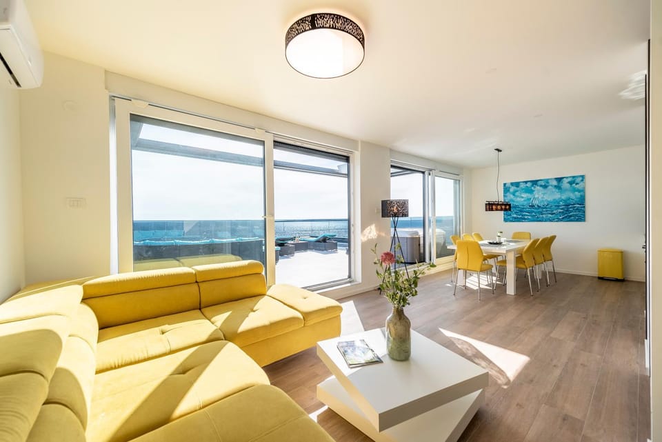 Mediteran luxury penthouse with jacuzzi Apartment in Novalja