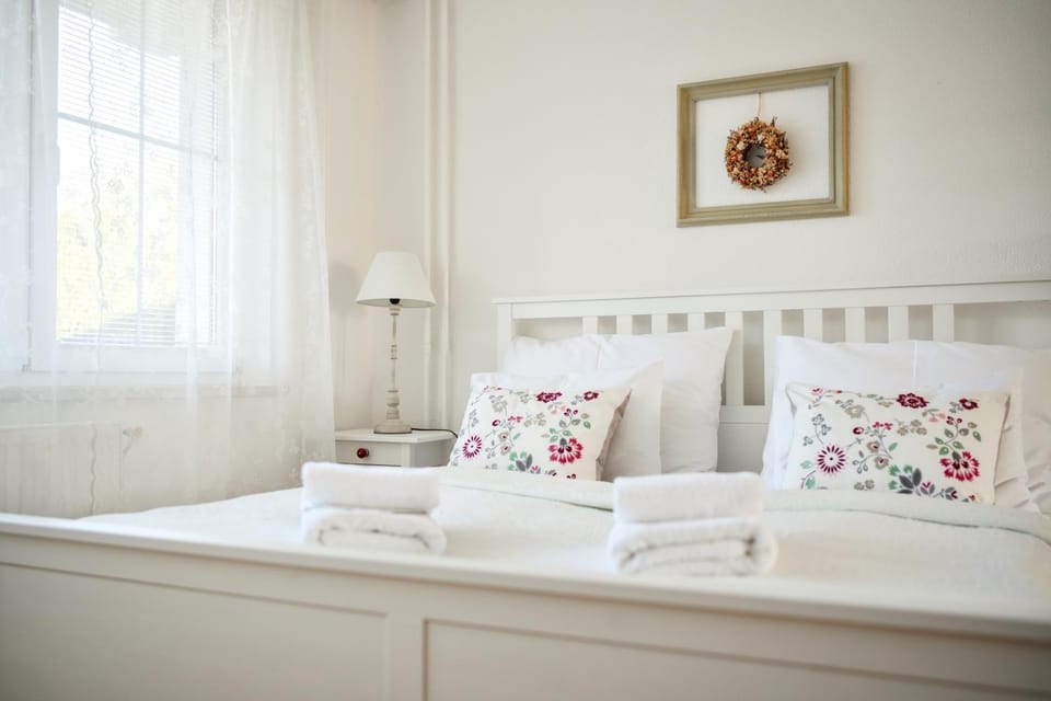 Bed, Bedroom, towels