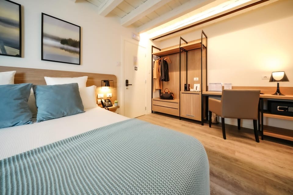 Bed, Photo of the whole room, Seating area, Bedroom, hair dresser, locker, safe, wardrobe