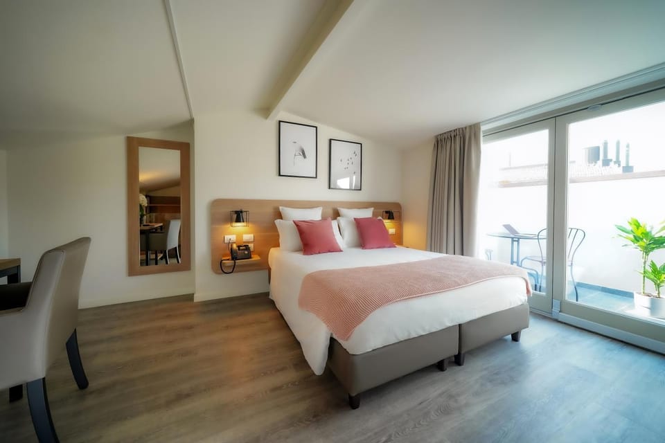 Bed, View (from property/room), Photo of the whole room, Decorative detail, Bedroom, City view, Street view