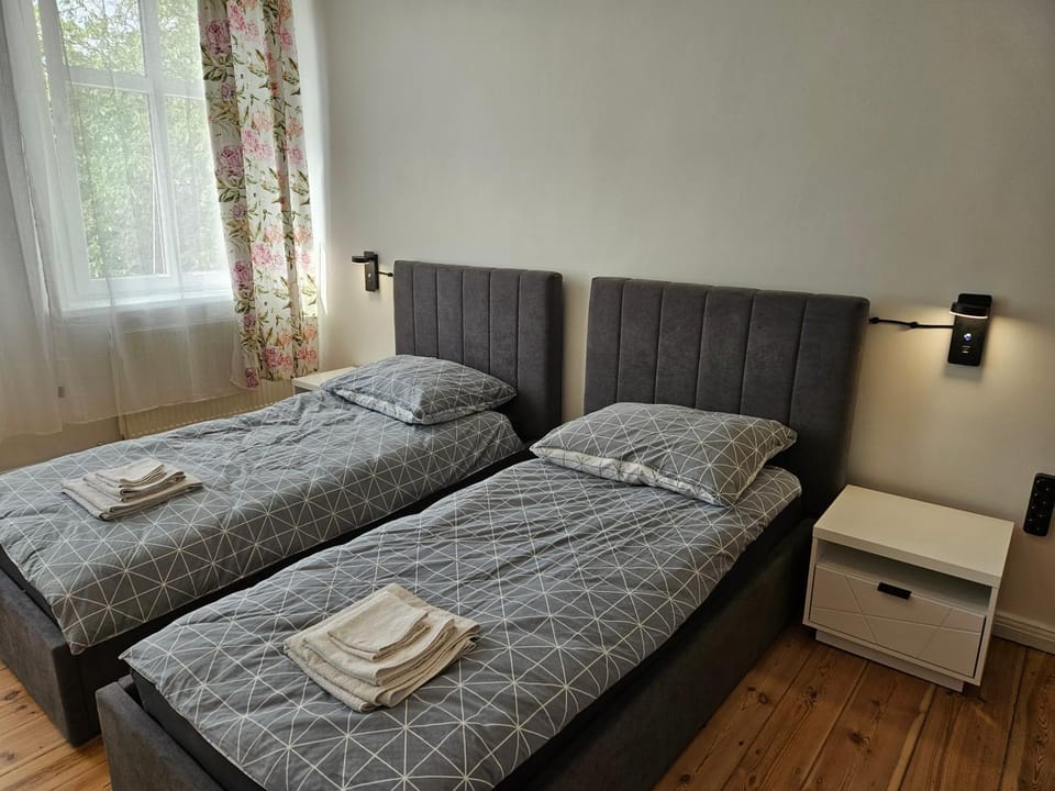 Bed, Natural landscape, TV and multimedia, Photo of the whole room, Bedroom, Garden view, internet, towels