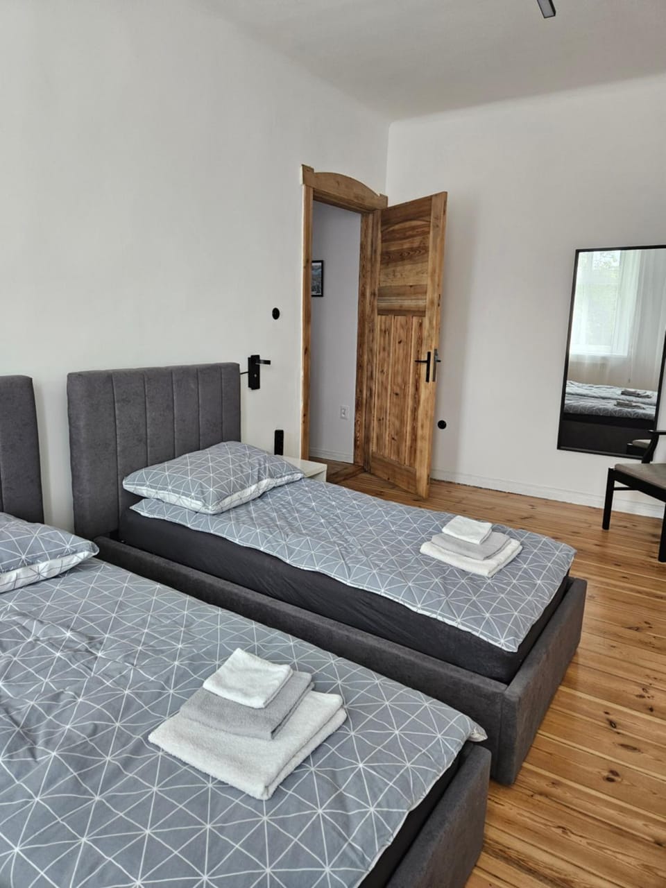 Bed, TV and multimedia, Photo of the whole room, Decorative detail, Bedroom, hair dryier, towels, wardrobe, dryer