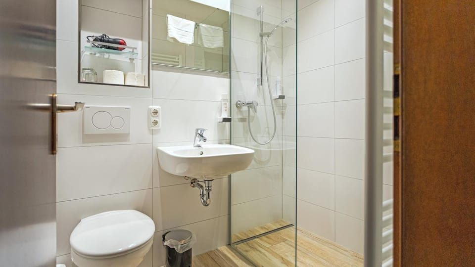 Shower, Toilet, Bathroom, towels