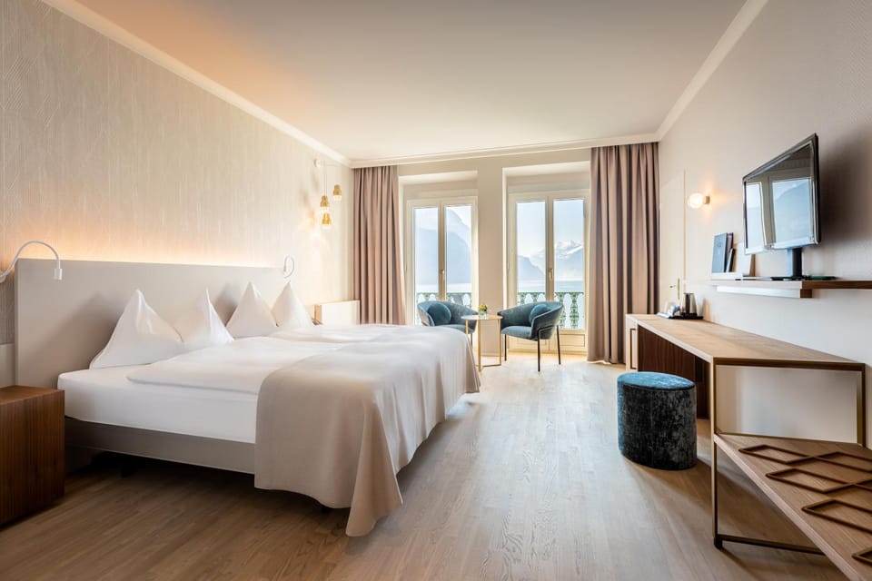 Bed, TV and multimedia, Living room, Photo of the whole room, Seating area, Bedroom, Lake view, hair dresser
