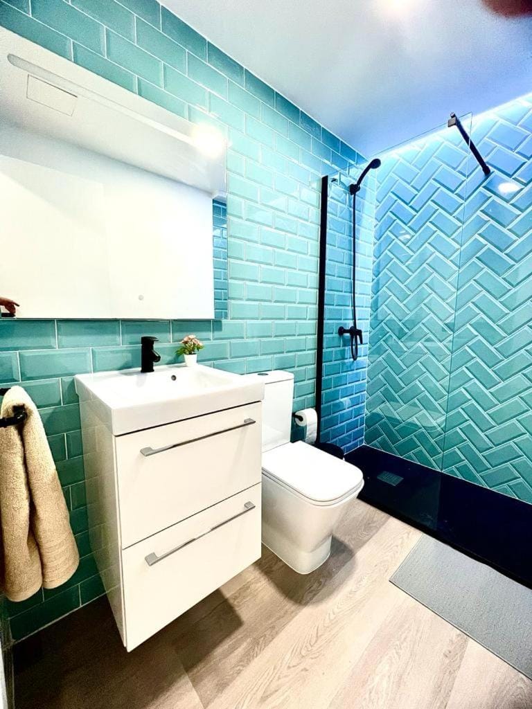 Shower, Toilet