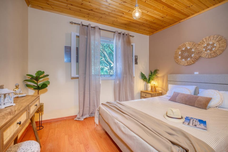 Bed, Decorative detail, Bedroom