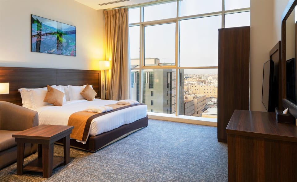 Bed, Photo of the whole room, Bedroom, City view