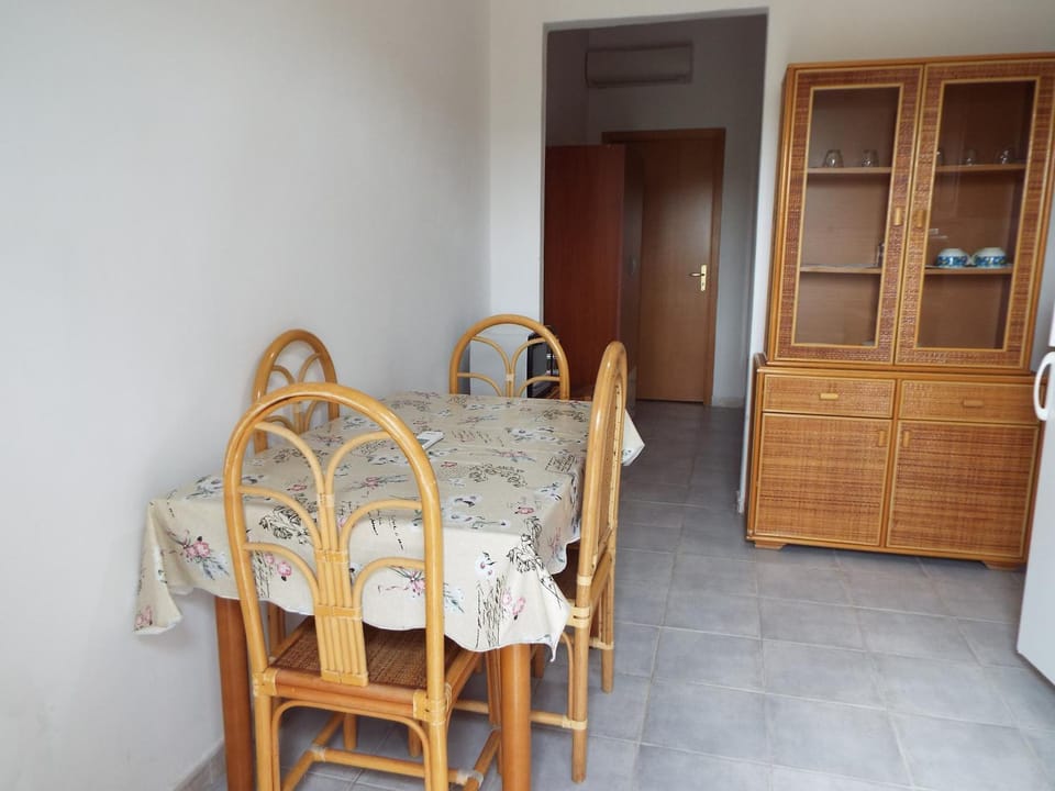 Living room, Photo of the whole room, Dining area, wardrobe, kitchen, air conditioner