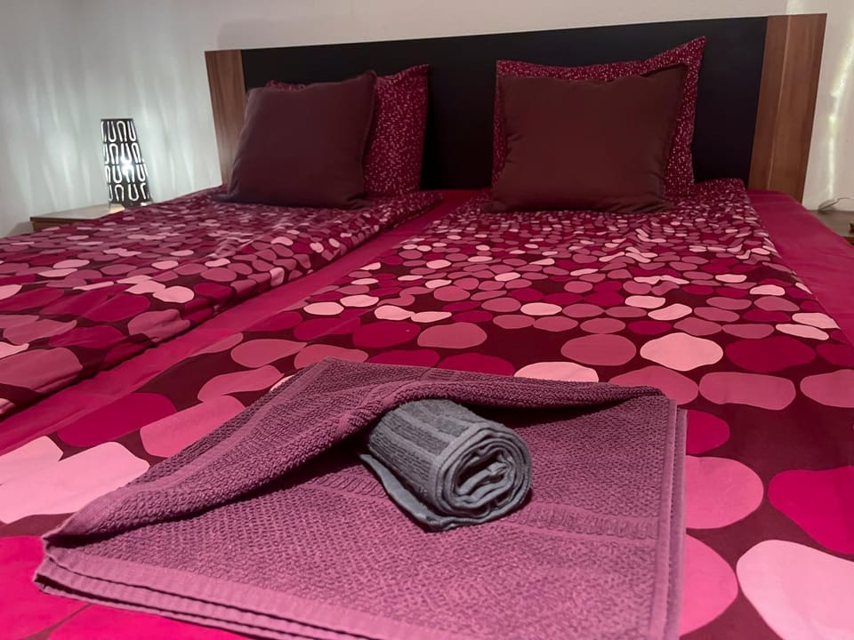 Bed, Bedroom, towels