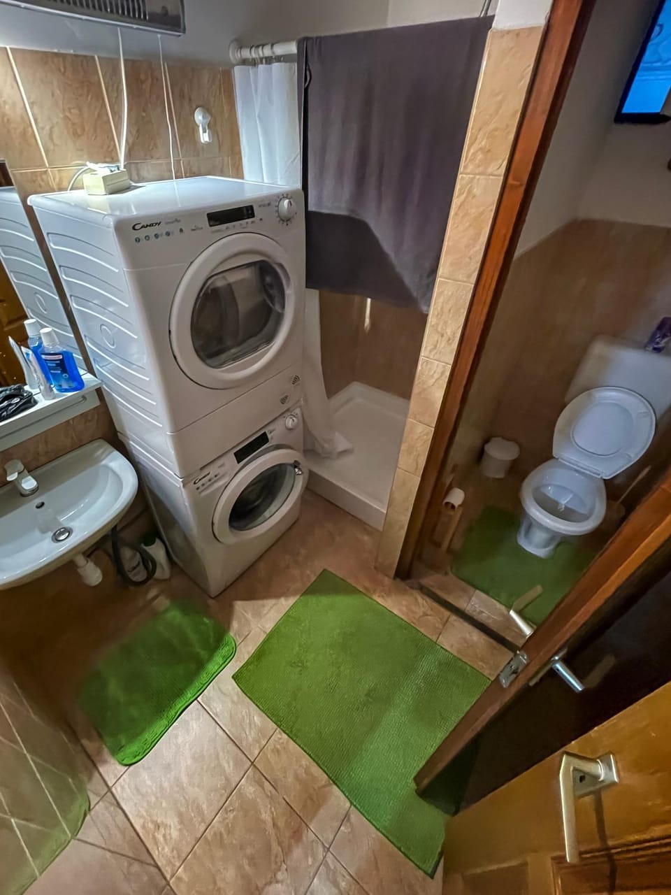 Shower, Toilet, Bathroom, washing machine, dryer
