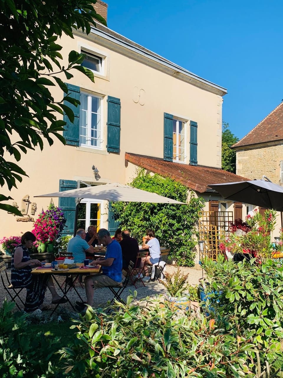Property building, Patio, People, Garden, Dining area, Garden view, group of guests
