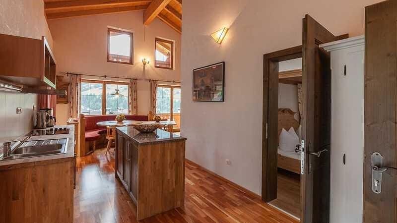 Nearby landmark, Day, Summer, Coffee/tea facilities, Kitchen or kitchenette, Seating area, Dining area, Autumn, Mountain view, Area and facilities, Meals, Breakfast, Seasons, Location, oven, stove