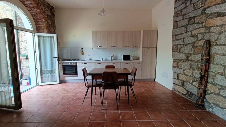 Kitchen or kitchenette, Dining area, minibar, pet friendly