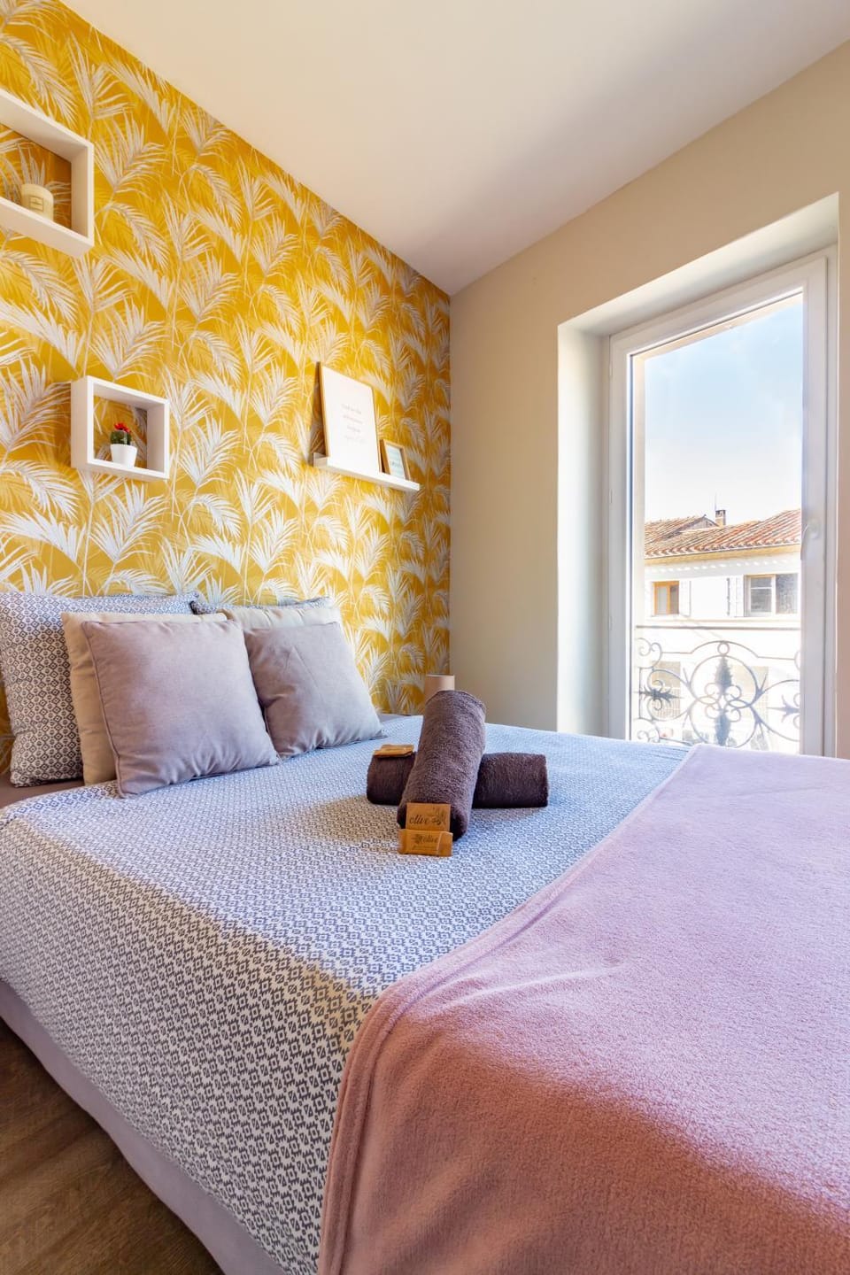 Bed, Bedroom, towels