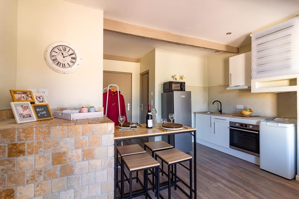 Kitchen or kitchenette, Dining area, minibar, pet friendly, stove