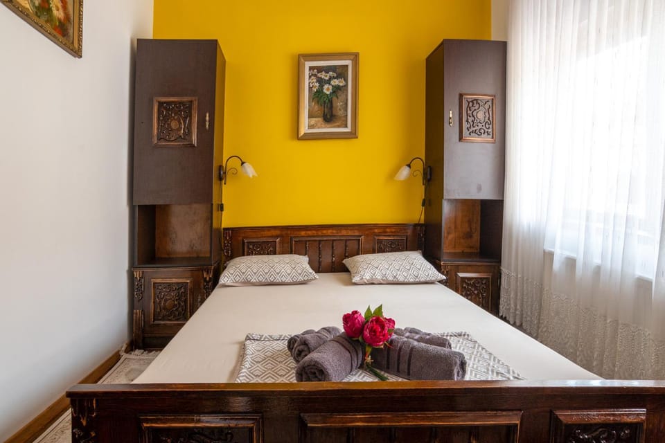 Bed, Bedroom, Street view, Family