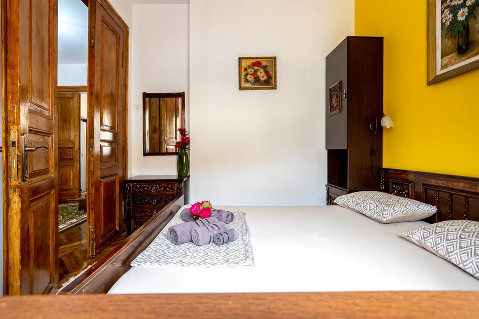 Bed, Bedroom, City view, Street view