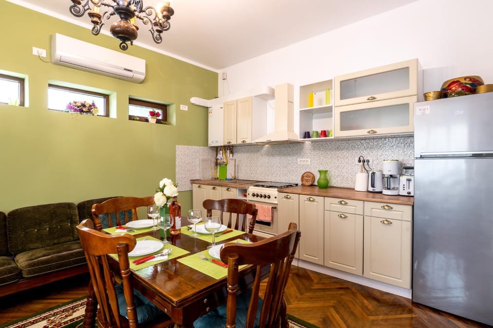 Communal lounge/ TV room, People, Coffee/tea facilities, Kitchen or kitchenette, Living room, Other, Photo of the whole room, Seating area, Dining area, Food, City view, Street view, Area and facilities, Meals, Lunch, Drinks