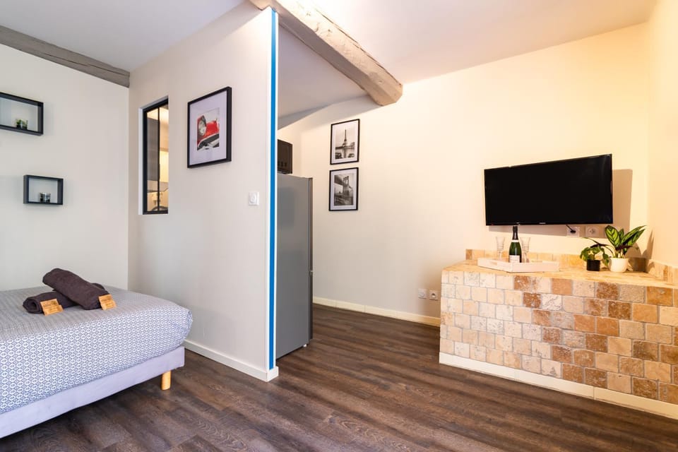 Communal lounge/ TV room, Bed, TV and multimedia, Living room, Photo of the whole room, Seating area, Bedroom