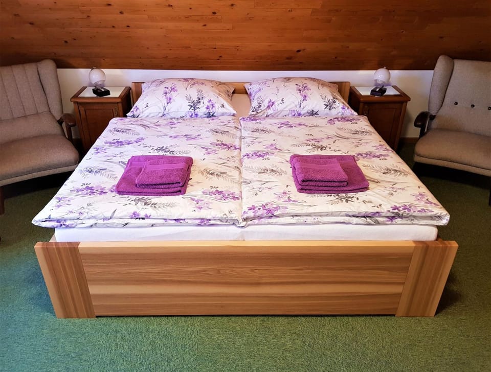 Bed, Photo of the whole room, Bedroom, towels