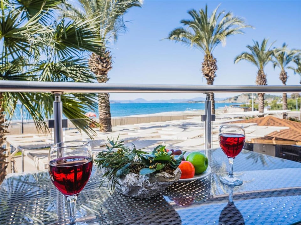 Day, Natural landscape, View (from property/room), Balcony/Terrace, Food and drinks, Dining area, Beach, Sea view, Drinks, Alcoholic drinks