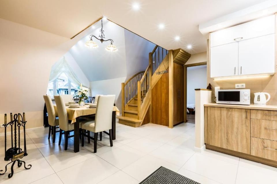 Kitchen or kitchenette, Living room, Seating area, Dining area, stove