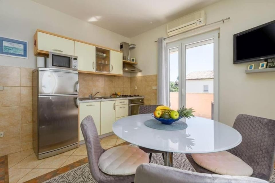 Kitchen or kitchenette, oven, stove