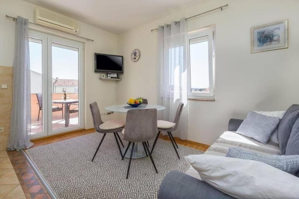 Communal lounge/ TV room, Living room, Dining area, air conditioner