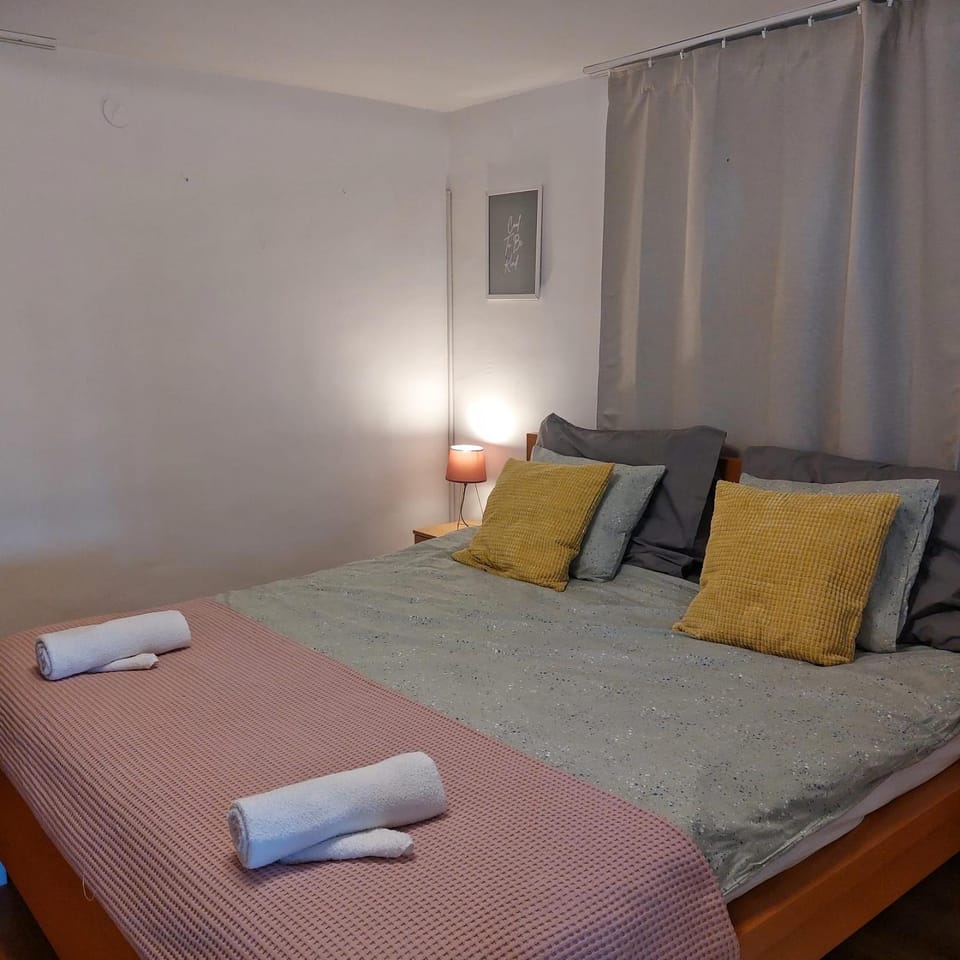 Bed, Bedroom, towels