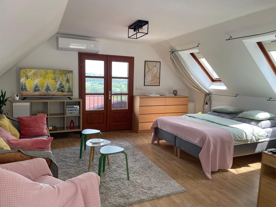 Bed, Living room, Bedroom, air conditioner