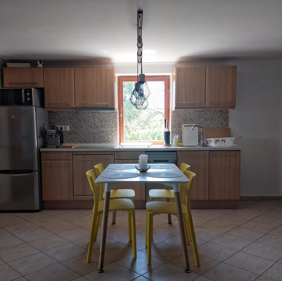 Kitchen or kitchenette, Dining area, dishwasher, minibar, stove