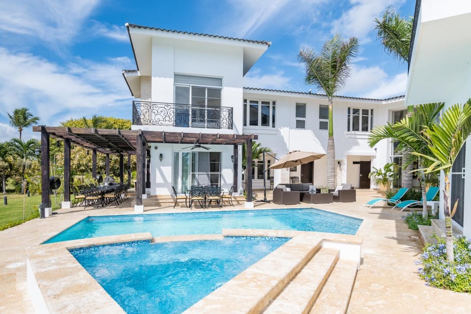 Property building, Garden view, Pool view, Swimming pool, Swimming pool, sunbed