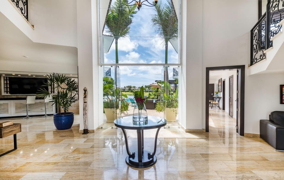 Patio, Facade/entrance, Decorative detail, Seating area