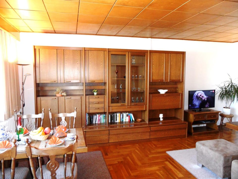 TV and multimedia, Living room, Dining area